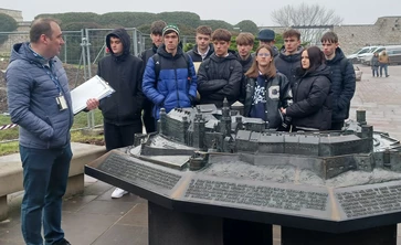 uczniowie przy makiecie Wawelu