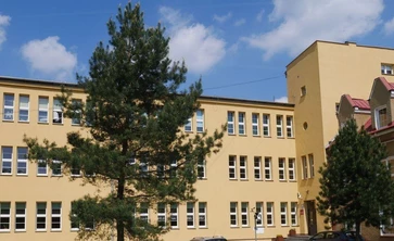 budynek szkoły widok od strony południowej