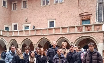 uczniowie na dziedzińcu Collegium Maius