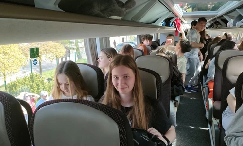 uczniowie w autobusie