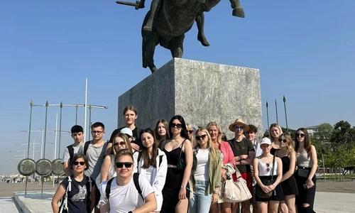 zdjęcie grupowe na tle pomnika Aleksandra Macedońskiego