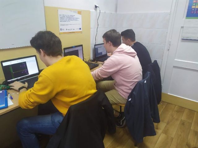 Uczestnicy kursu podczas prac na laptopach.