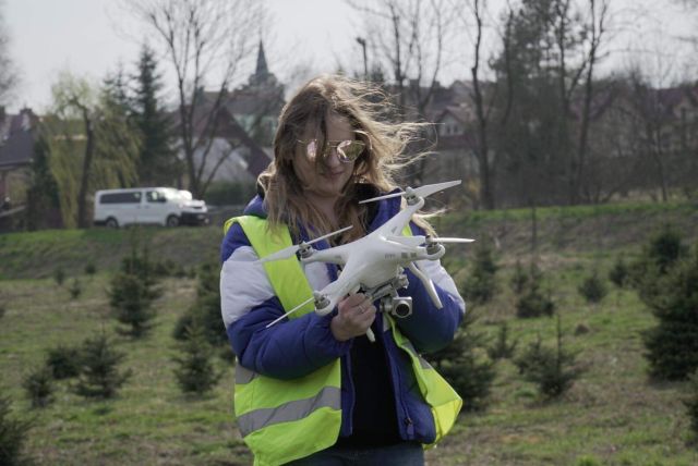 Kursantka z dronem.