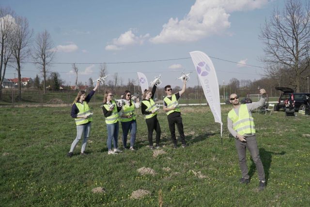 Kursanci z dronami.