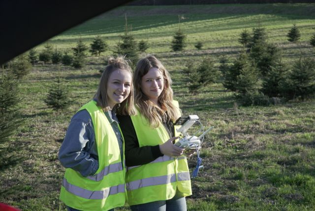 Kursantki z dronem.