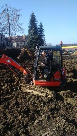 Uczestnik kursu w trakcie pracy koparką gąsienicową.