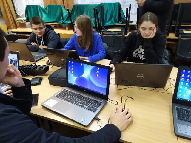 Uczestnicy kursu podczas pracy na laptopach.