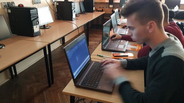 Uczestnicy kursu przed laptopami podczas pracy w programie AutoCAD.