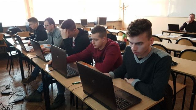 Uczestnicy kursu podczas pracy na laptopach.