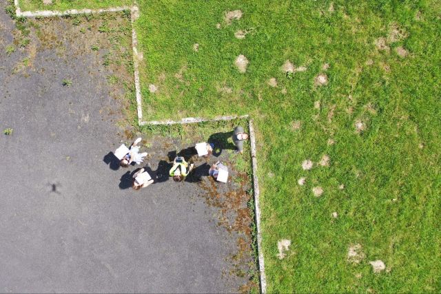 Zdjęcie wykonane przez drona, widok z góry na kursantów.