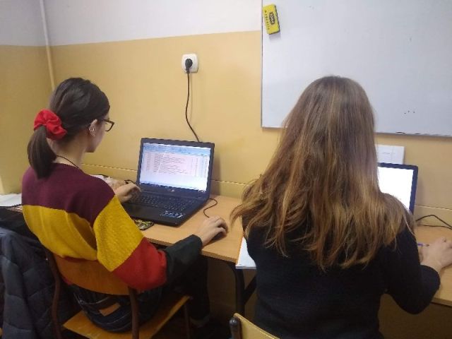 Dwie uczestniczki kursu podczas pracy przed laptopami.