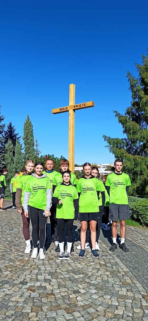 reprezentacja szkoły pod krzyżem