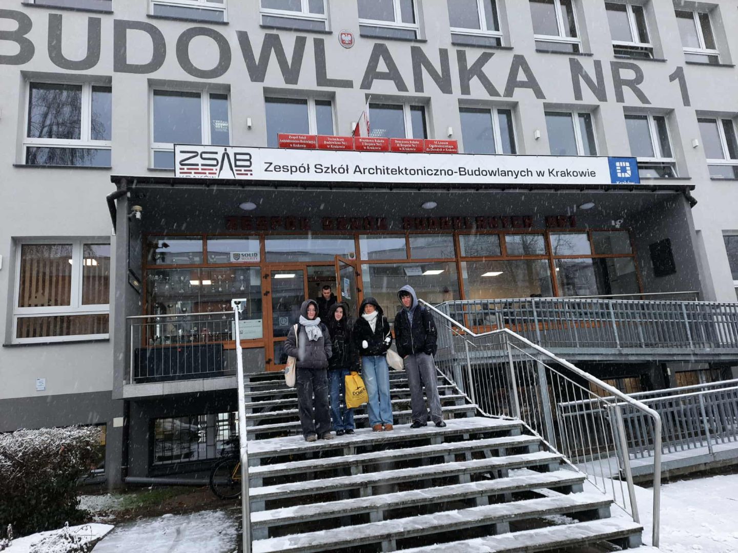 Młodzież przed wejściem do szkoły