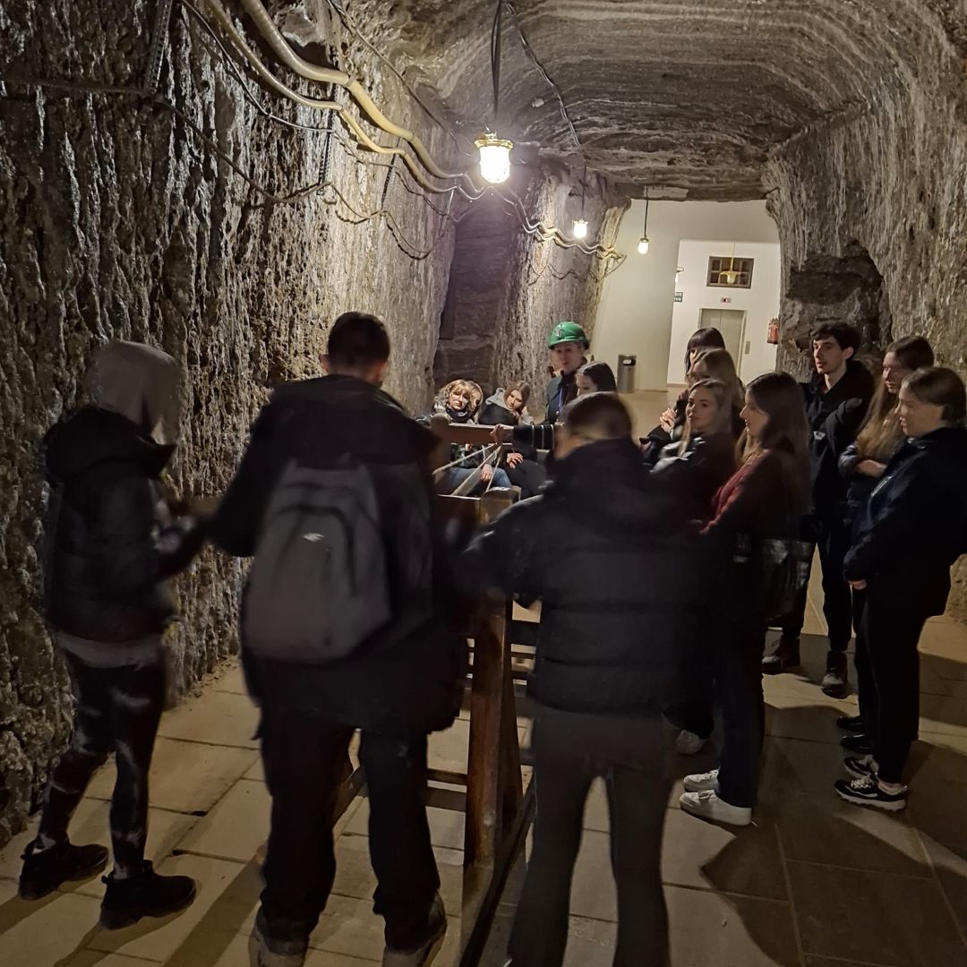 uczniowie w kopalni soli