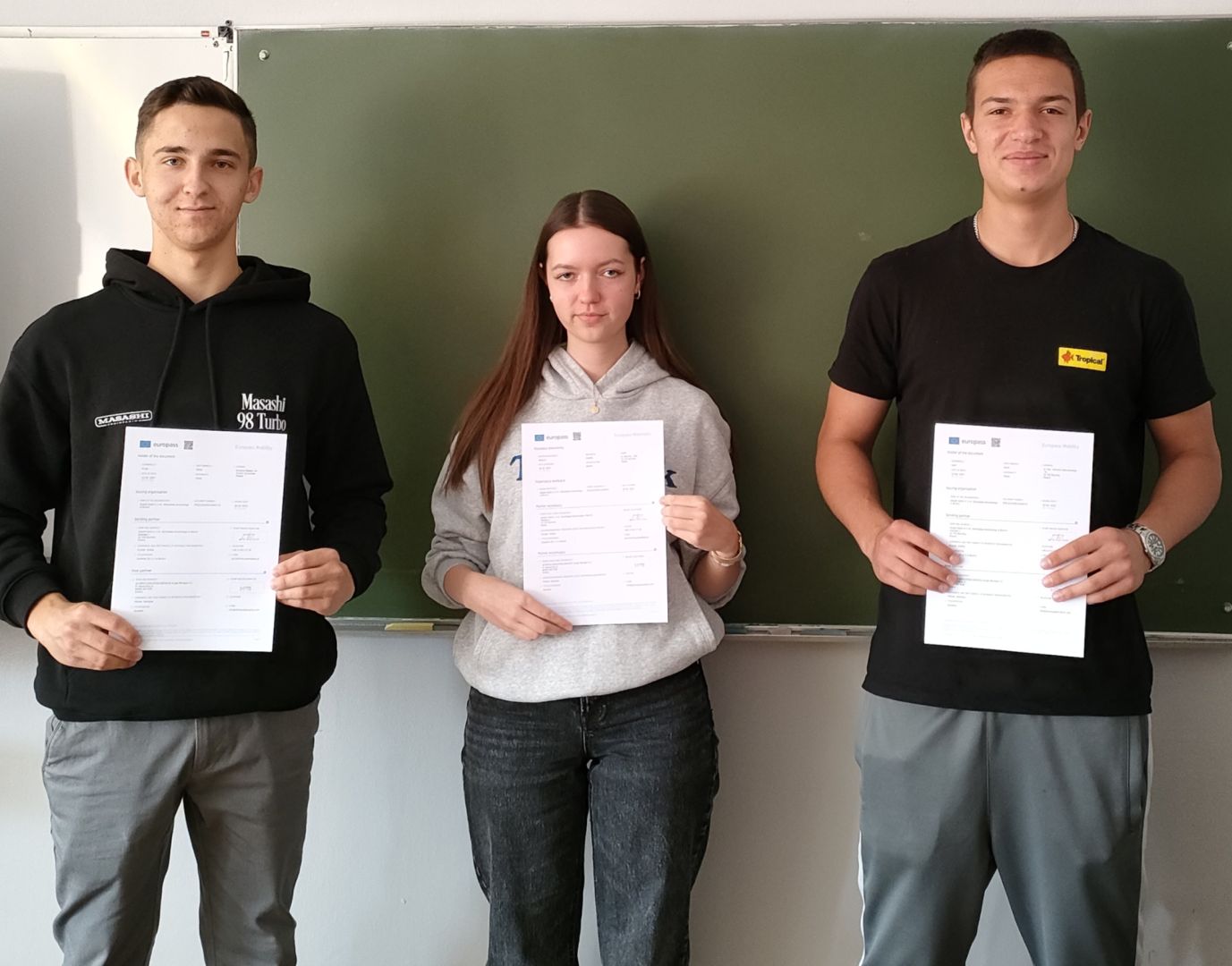 Uczniowie z dokumentami Europass