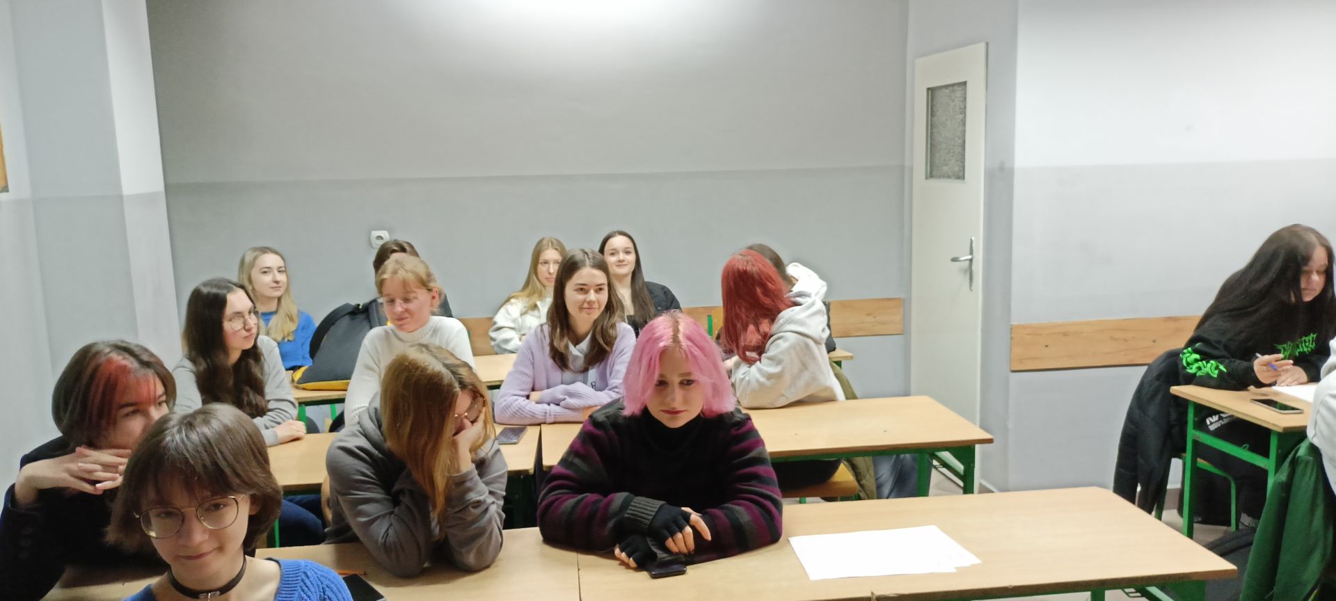 uczniowie w trakcie zajęć przygotowawczych z języka angielskiego
