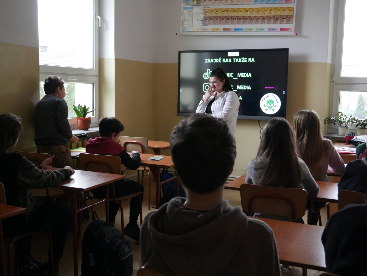 młodzież w trakcie akcji o toksycznych mediach społecznościowych w szkole w Dziewinie