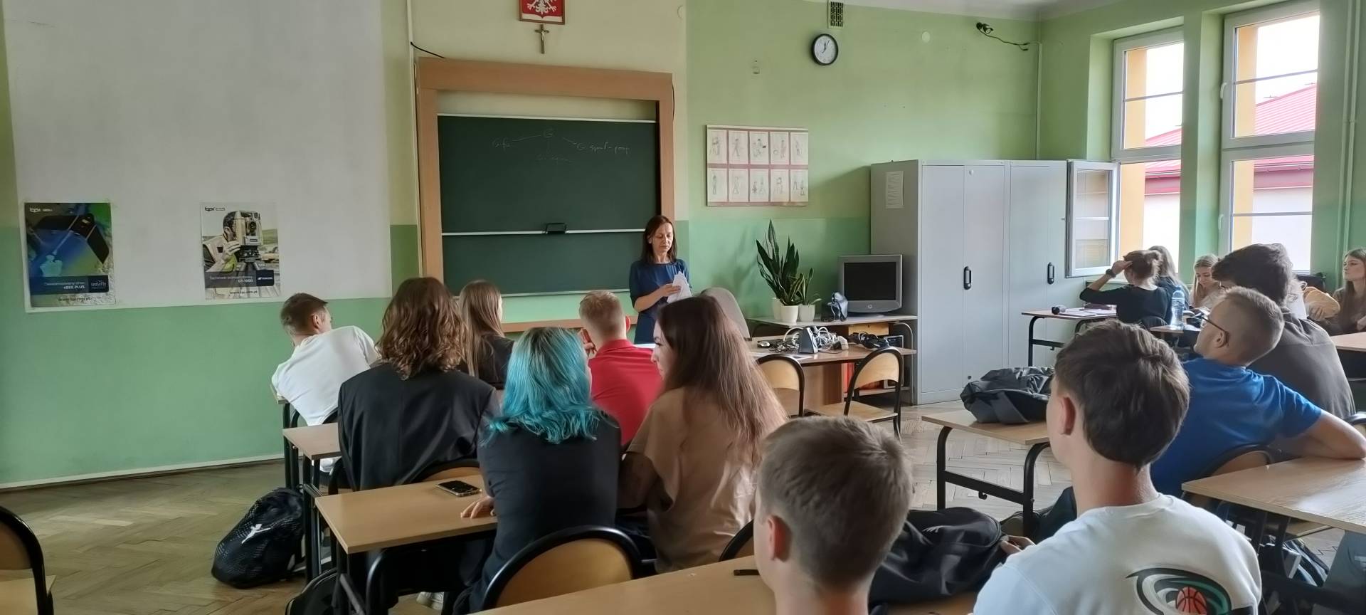 Uczniowie w trakcie zajęć z pedagogiem