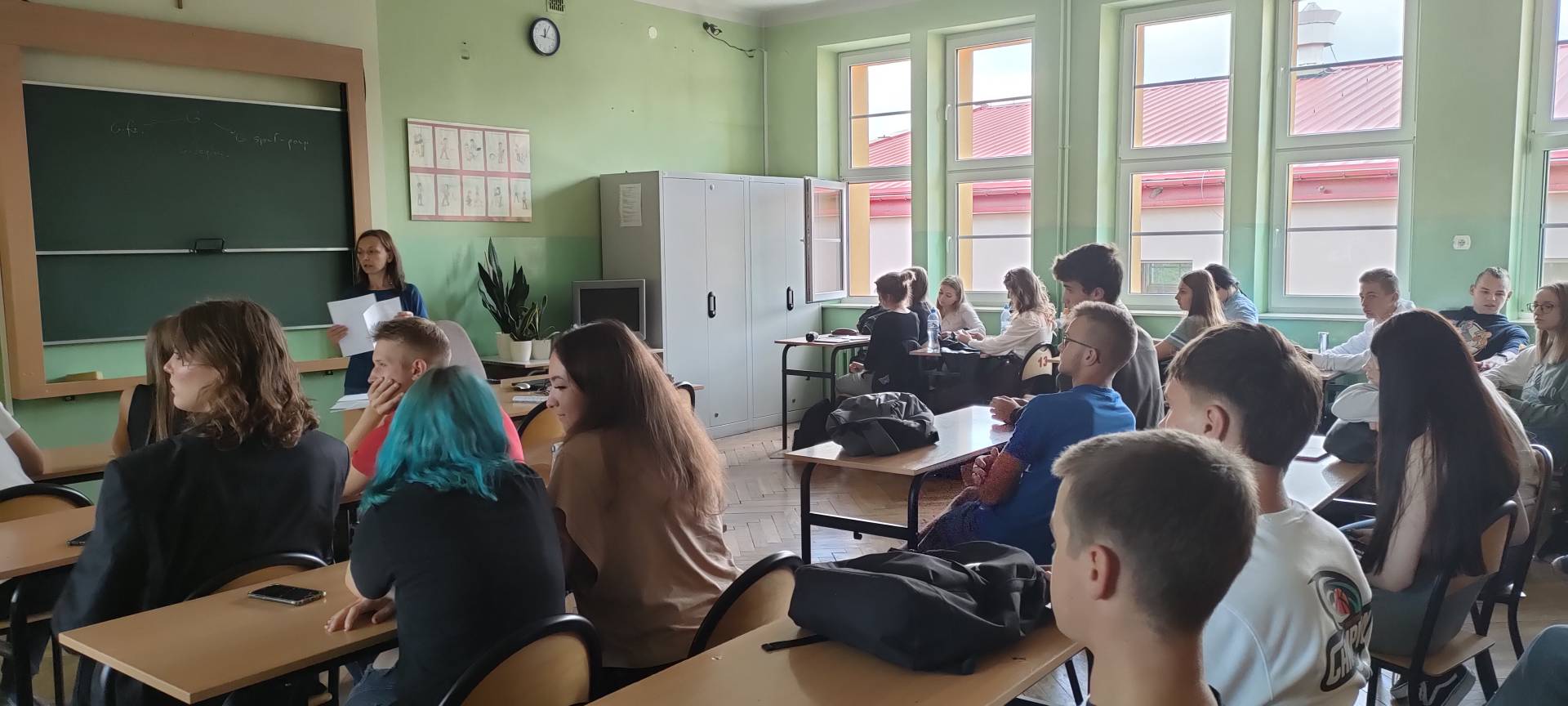 Uczniowie w trakcie zajęć z pedagogiem