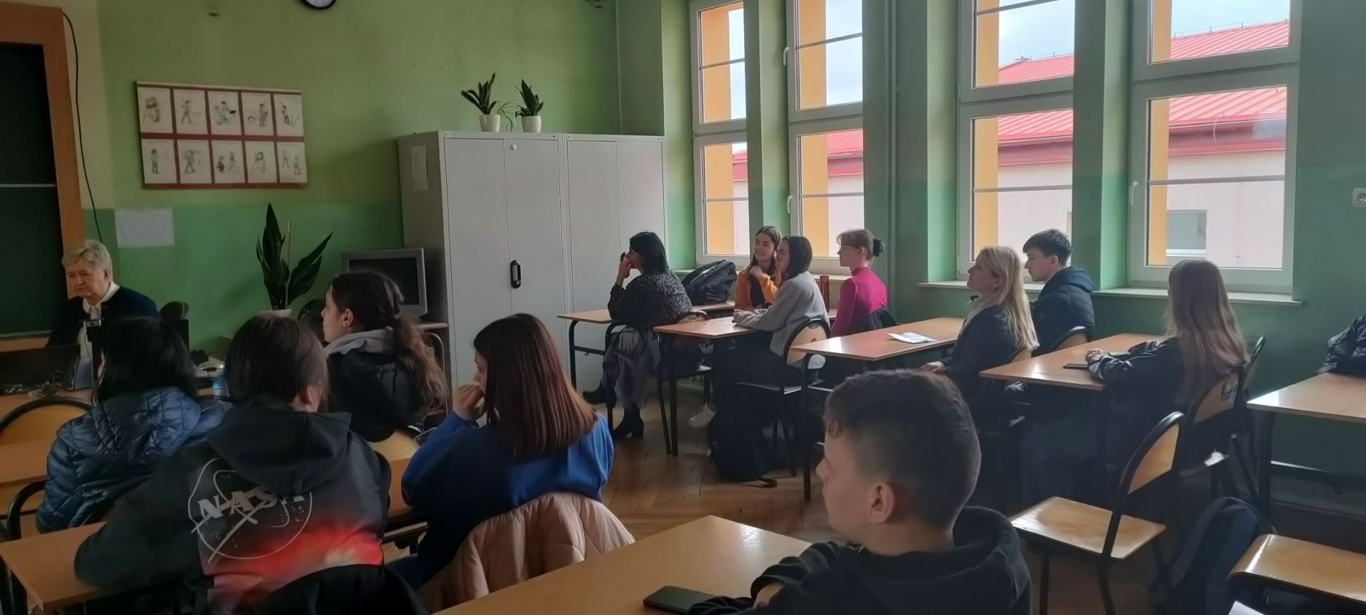 młodzież i rodzice w trakcie spotkania organizacyjnego
