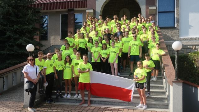 Zdjęcie uczestników na schodach