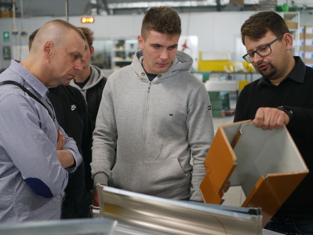 uczniowie patrzą jak pracownik z firmy Bohle pokazuje produkty tej firmy.