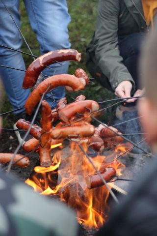 Zdjęcie smarzonych kiełbas na ognisku