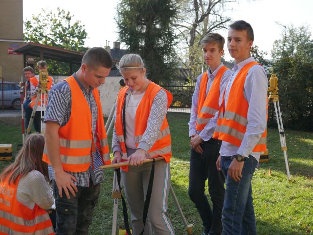 grupa uczestników olimpiady na wolnym powietrzu zapisuje pomiary