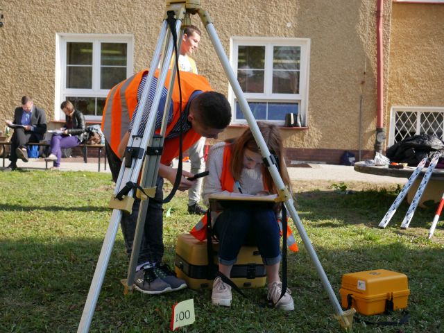 uczestnicy  w koszulkach odblaskowych na cwiczeniach polowych