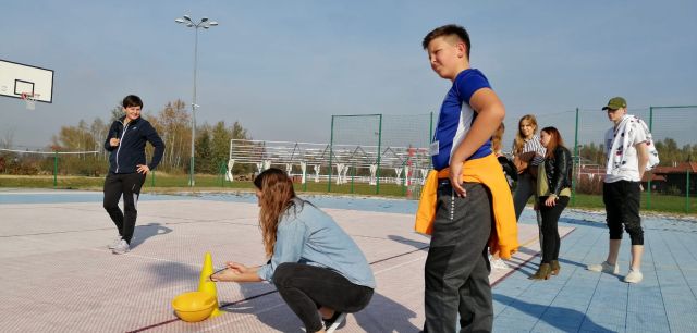 konkurencja na wolnym powietrzu podczas pikniku rodzinnego