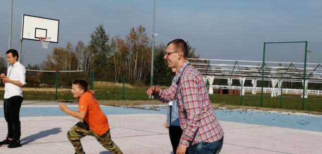 uczestnicy jednej z konkurencji podczas pikniku