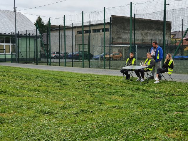 Trzech uczniów z instruktorem podczas kursu latania dronem