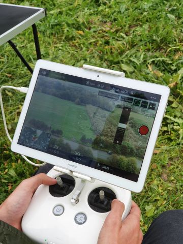 Tablet i aparatura do sterowania dronem