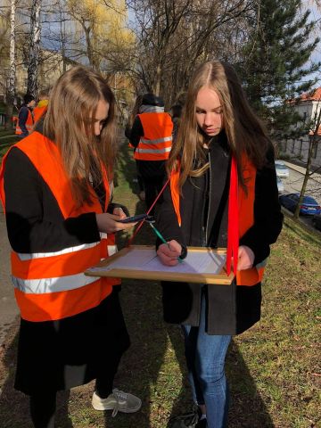 Uczniowie podczas pomiarów geodezyjnych