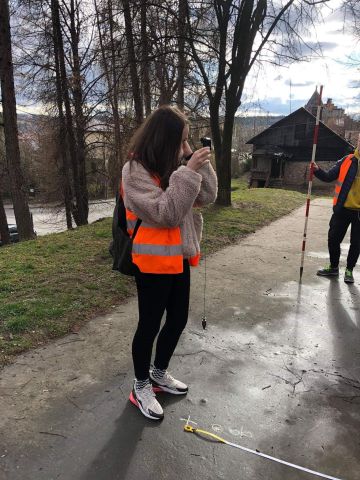 Uczniowie podczas pomiarów geodezyjnych