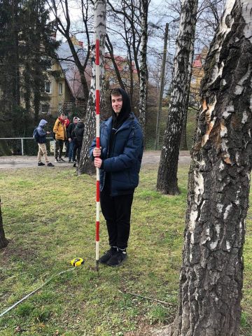 Uczniowie podczas pomiarów geodezyjnych