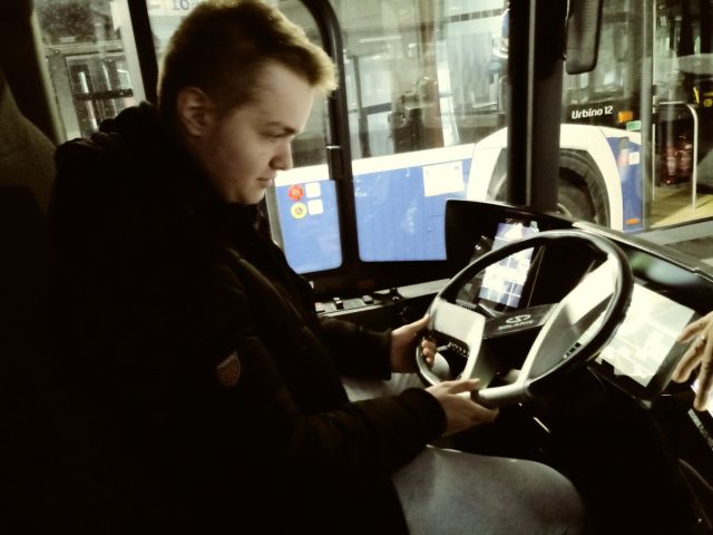 Uczeń za kierownicą autobusu