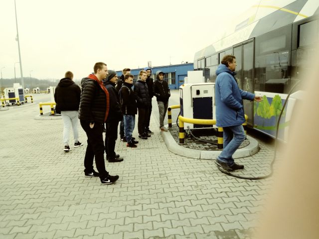 Uczniowie na parkingu zajezdni ustawienia przed autobusem