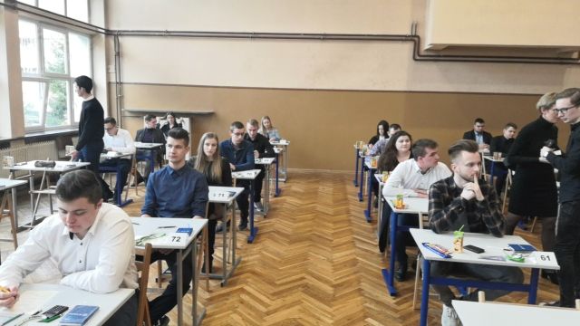 Na zdjęciu uczniowie siedzący w ławkach