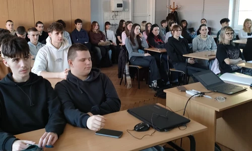 uczniowie w trakcie zajęć przygotowawczych do wyjazdu Erasmus