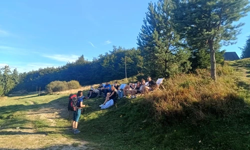 Uczniowie przy ognisku na Hali Łabowskiej
