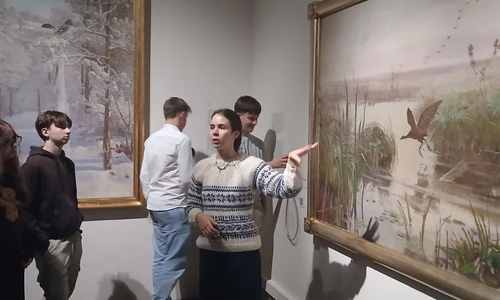 Uczniowie na wystawie
