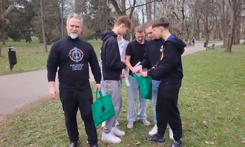 Uczniowie  w parku Jordana w trakcie ćwiczeń