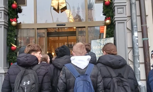 uczniowie przed Hawełką