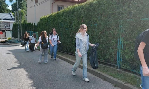 uczniowie szkoły w trakcie akcji sprzątanie świata