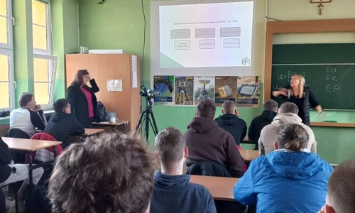 uczniowie w trakcie wykładu na temat zrównoważonego budownictwa