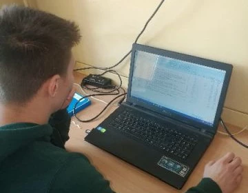 Uczestnik kursu podczas pracy na laptopie.