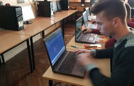 Uczestnicy kursu przed laptopami podczas pracy w programie AutoCAD.