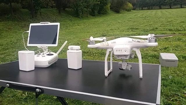 Biały dron i sterownik.