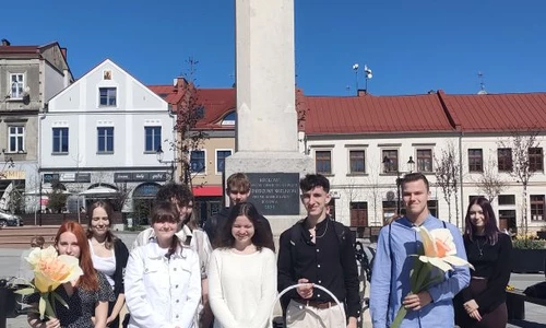 Uczniowie w trakcie akcji Żonkile na rynku bocheńskim